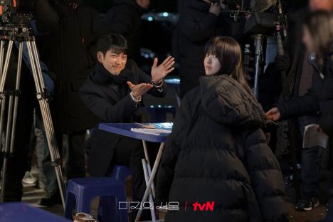 Park Bo Young And Jinyoung Brighten The Set With Their Playful Chemistry In “Our Unwritten Seoul” 5