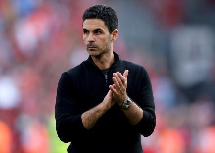 Mikel Arteta applauding.