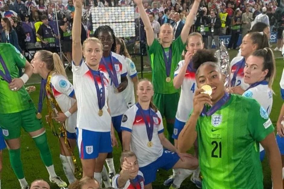 Eagle-eyed fans spot what Chloe Kelly was doing in hilarious Lionesses celebration photo after Euro 2025 win