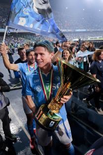 Scott McTominay of Napoli holding the Serie A trophy.