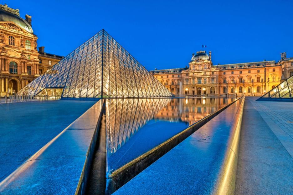 Louvre Evacuated: Chaos Unfolds as Tourists Flee During Police Response to Robbery