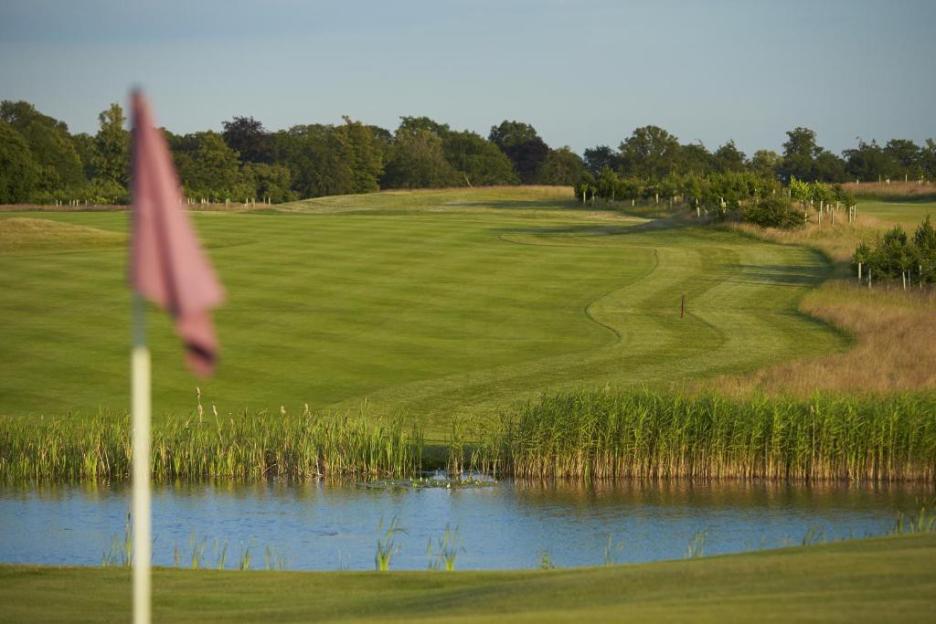 Luton Hoo Hotel golf course, https://www.booking.com/hotel/gb/luton-hoo-golf-and-spa.en-gb.html