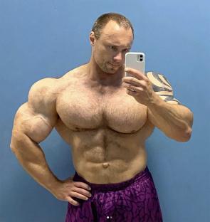 Selfie of a muscular bodybuilder.