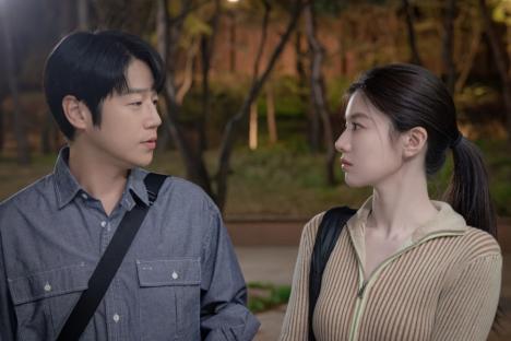 Jung Joon Won Gets Jealous Over Go Youn Jung’s New Suitor In “Resident Playbook”