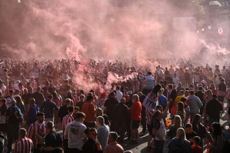 Sunderland fans celebrating in Trafalgar Square.