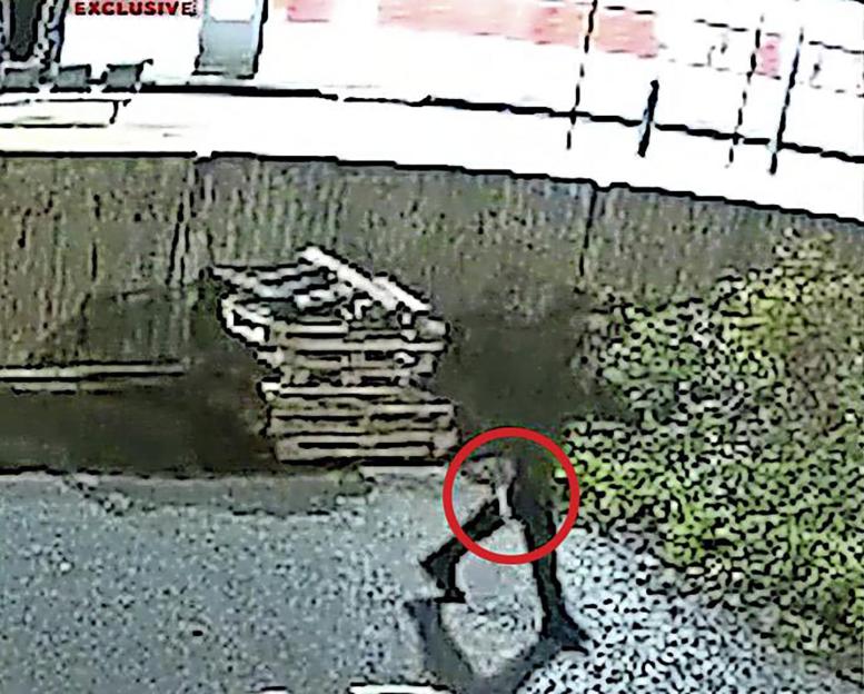 A red circle highlights a person with a knife walking behind panicked passengers fleeing a train.