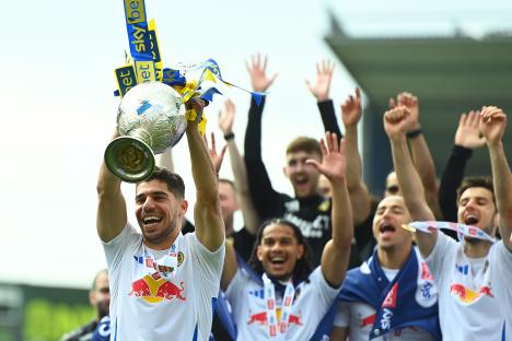 Manor Solomon of Leeds United celebrating with the Sky Bet Championship trophy.