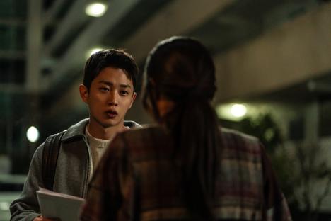 Kim Min Seok, Han Soo Ah, And Ryu Kyung Soo Are Caught In Unsettling Horror Of Mysterious &#8220;Noise&#8221; In New Film 11