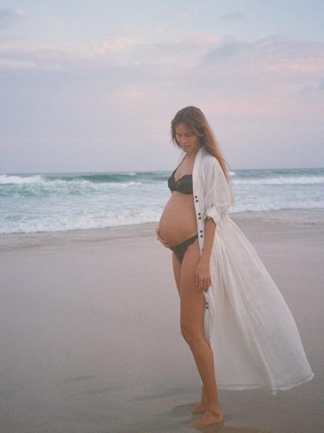 Soap Star Announces First Pregnancy at 40, Unveils Boyfriend and Baby Bump!