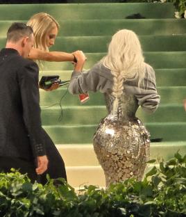 Kim Kardashian shows off her very small waist as it becomes the buzz of the Met Gala 2024 in New York City. Pictured: Kim Kardashian Ref: SPL10825404 060524 NON-EXCLUSIVE Picture by: SplashNews.com Splash News and Pictures **USE CHILD PIXELATED IMAGES OR FOOTAGE IF YOUR TERRITORY REQUIRES IT** USA: 310-525-5808 UK: 020 8126 1009 eamteam@shutterstock.com World Rights,