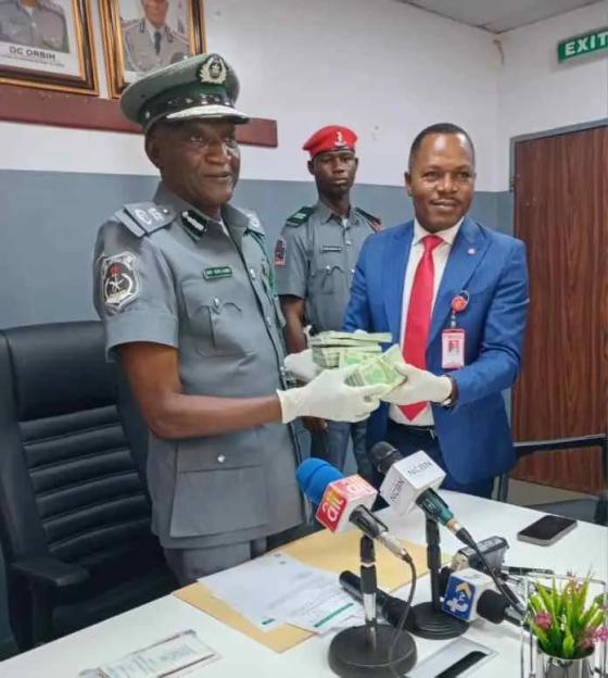 Nigeria Customs intercepts 7m CFA at Ogun border, hands cash to EFCC 4
