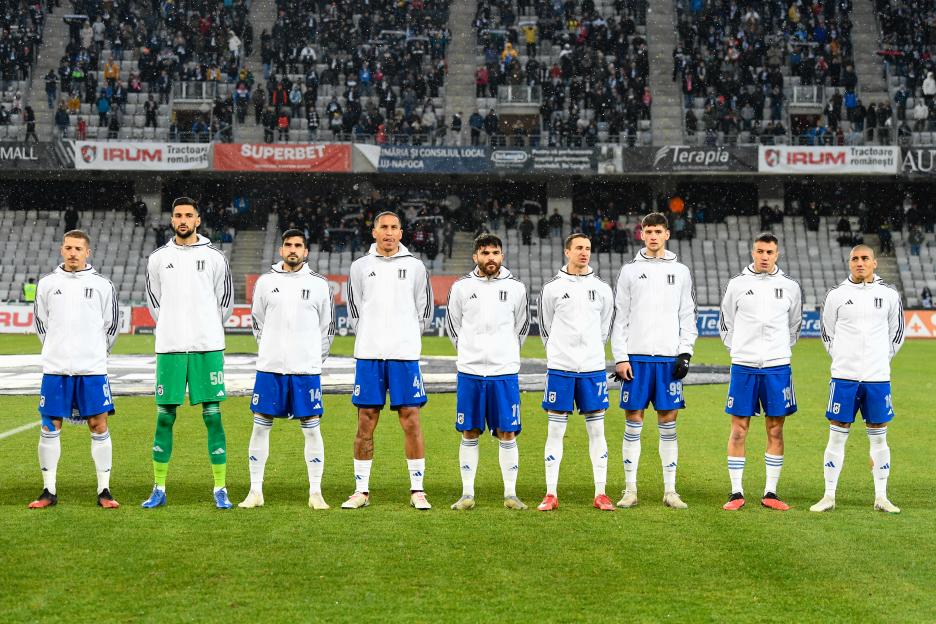 FCU Craiova soccer players on the field.