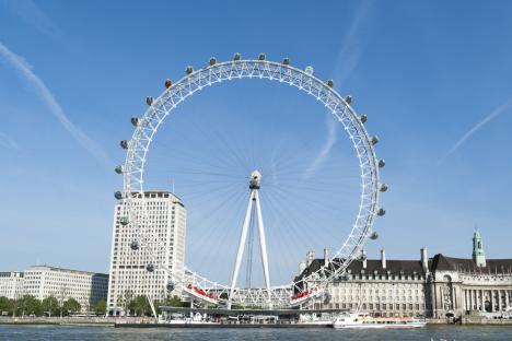 London Eye BREAKS DOWN on hottest May Day on record leaving visitors stranded