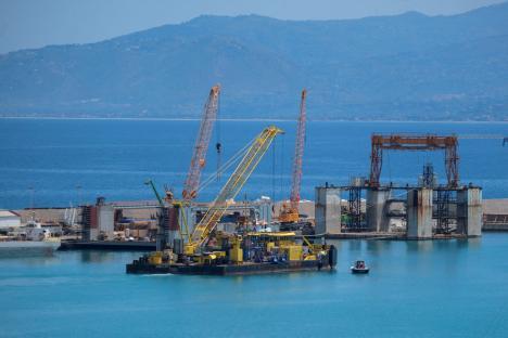 Floating crane ship HEBO LIFT 2 in a port.