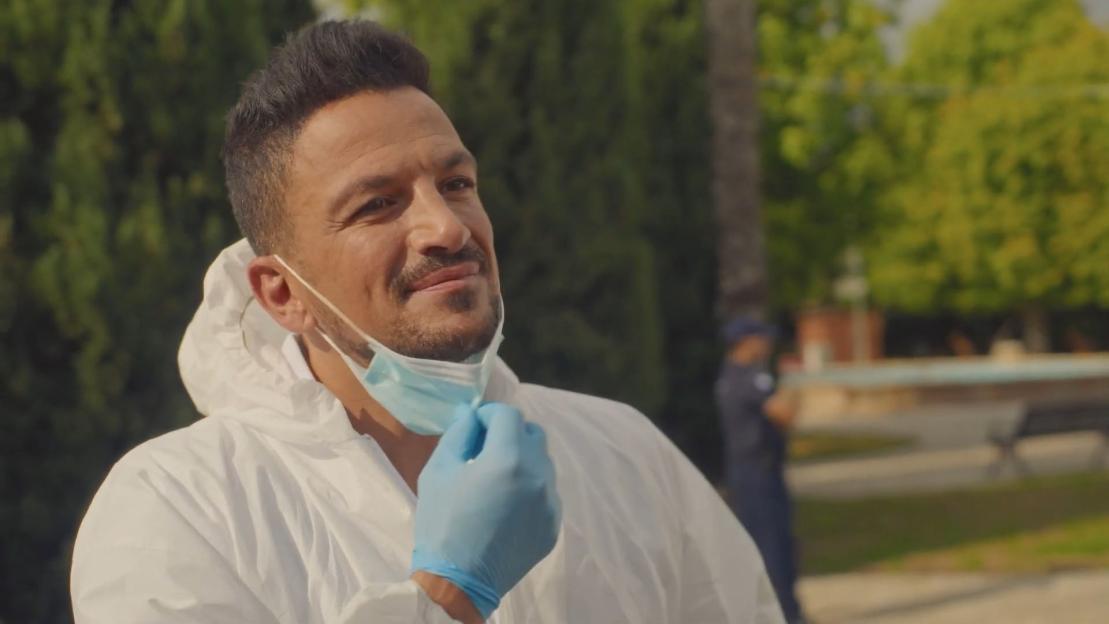 Peter Andre adjusting his face mask on set of the murder mystery series, “The Sunshine Murders”.