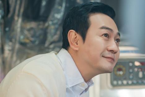Park Yong Woo Is A Serial Killer Trying To Awaken Daughter Park Ju Hyun’s Murderous Instincts In “Hunter With A Scalpel”