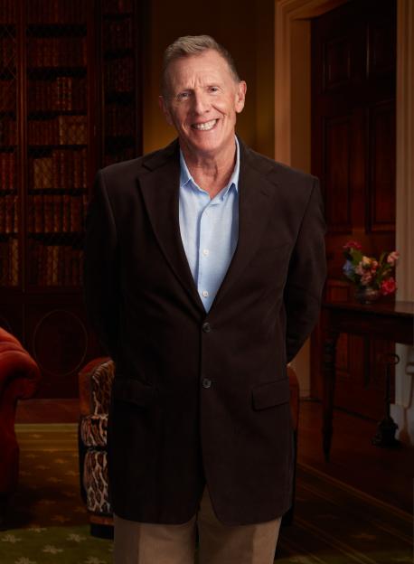 Portrait of a smiling man in a suit.