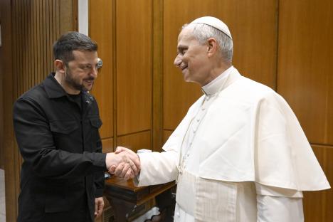 Pope Leo XIV shaking hands with Ukrainian President Volodymyr Zelenskyy.