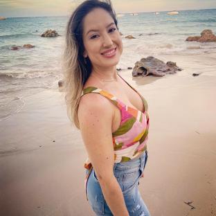 Professor Larissa Rodrigues on a beach.