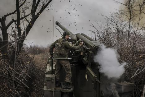 Ukrainian serviceman firing a 2S5 self-propelled howitzer.