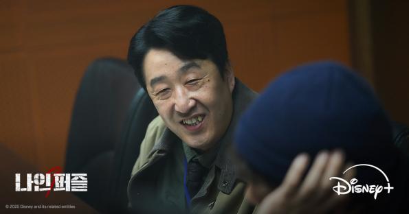Hyun Bong Sik Is The Opposite Of His Workaholic Partner Son Suk Ku In New Drama &#8220;Nine Puzzles&#8221; 4