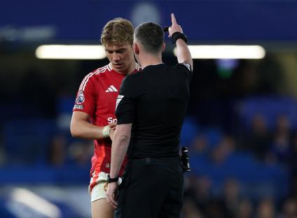 Referee speaking to Manchester United player.