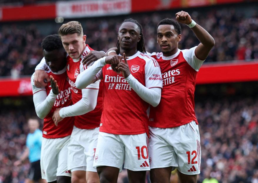 Eberechi Eze celebrating scoring Arsenal's first goal with Viktor Gyokeres, Jurrien Timber, and Bukayo Saka.