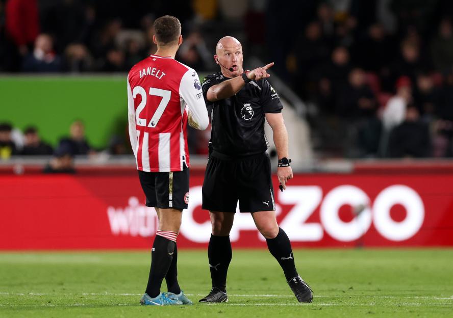 Brentford vs Liverpool: Second Half Delayed as Referee Sustains Injury and Requires Replacement