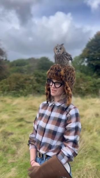 Kelly Osbourne with an owl perched on her hat.