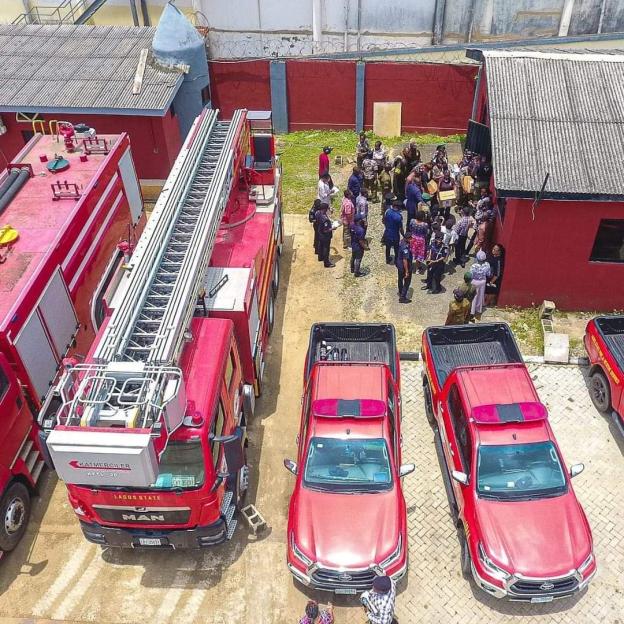 BREAKING: Staff jump from storey building as fire guts UBA Lagos Island branch [VIDEO]