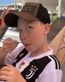 Rarely seen son of 90s pop star looks all grown up as he turns 17 – can you guess his famous mum? 5