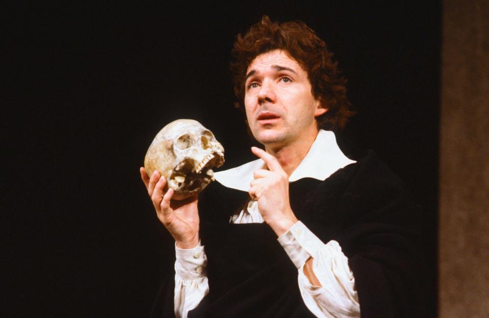 Frank Grimes as Hamlet holding a skull.