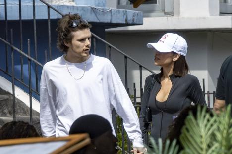 Cruz Beckham and his girlfriend Jackie Apostel holding hands while shopping.