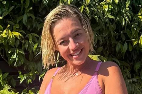 Pregnant Kelsey Parker looks incredible as she shows off her baby bump in pink underwear