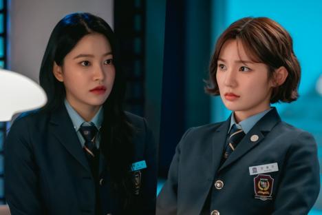 Lee Eun Saem And Kim Ye Rim (Yeri) Exchange Cold Stares In “BITCH X RICH 2”