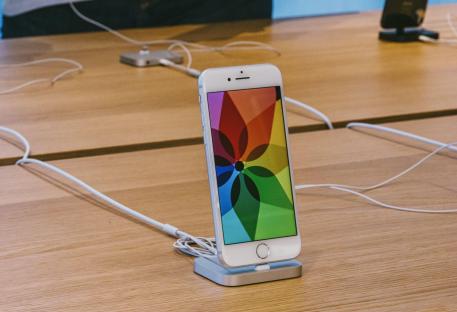 iPhone 8 and iPhone 8 Plus on display in an Apple store.