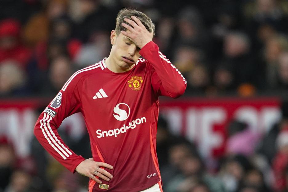 Alejandro Garnacho looking dejected after missing a scoring opportunity.
