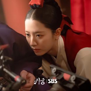 &#8220;The Haunted Palace&#8221; Stars Yook Sungjae And Kim Ji Yeon Charm Fans With Adorable Behind-The-Scenes Photos 8