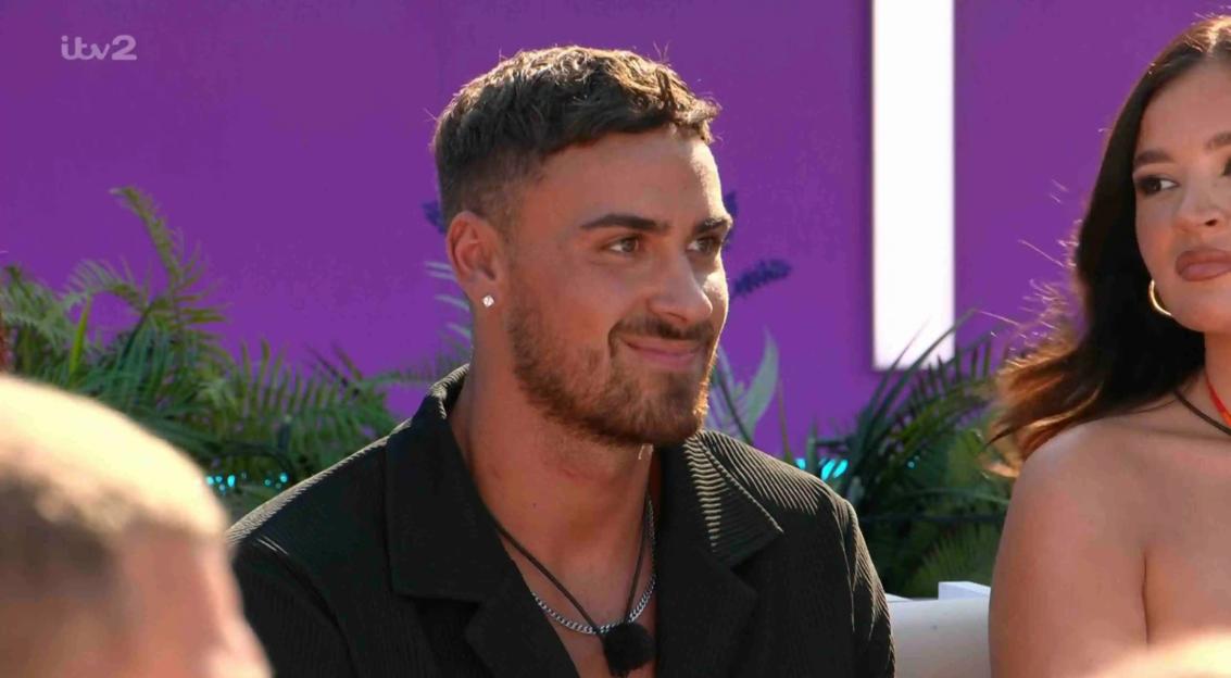 A man and woman on Love Island.