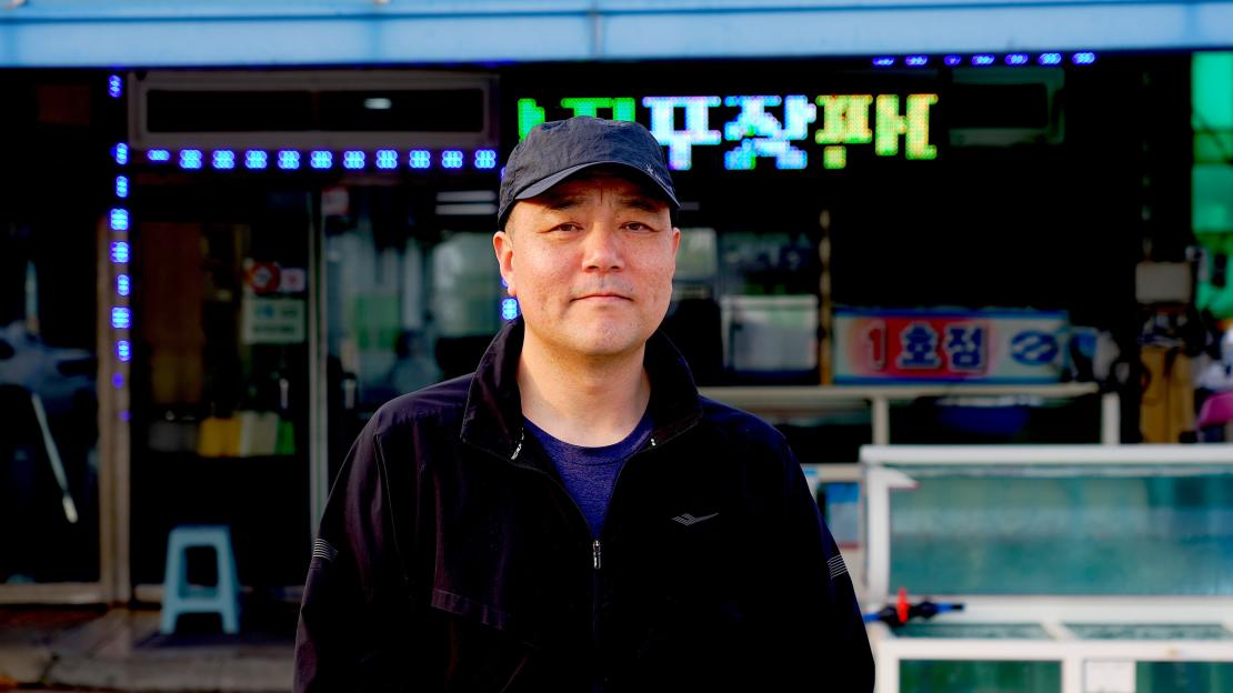 Owner of the restaurant at the end of the runway, who took the footage of the plane coming into land and then subsequently hitting the barrier at the end.