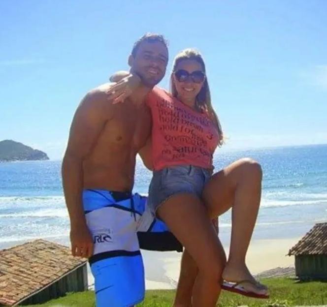 Ana and Jeferson embracing in front of a beach.