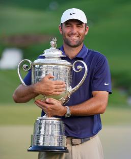 Scottie Scheffler holding the Wanamaker Trophy.