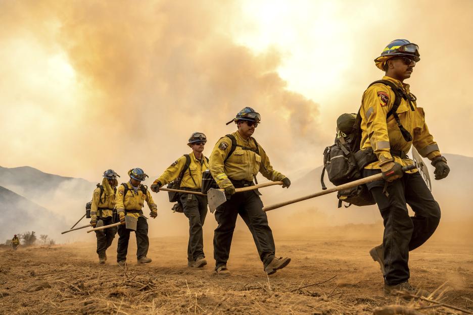 One thousand brave firefighters battle desperately against latest Californian wildfire