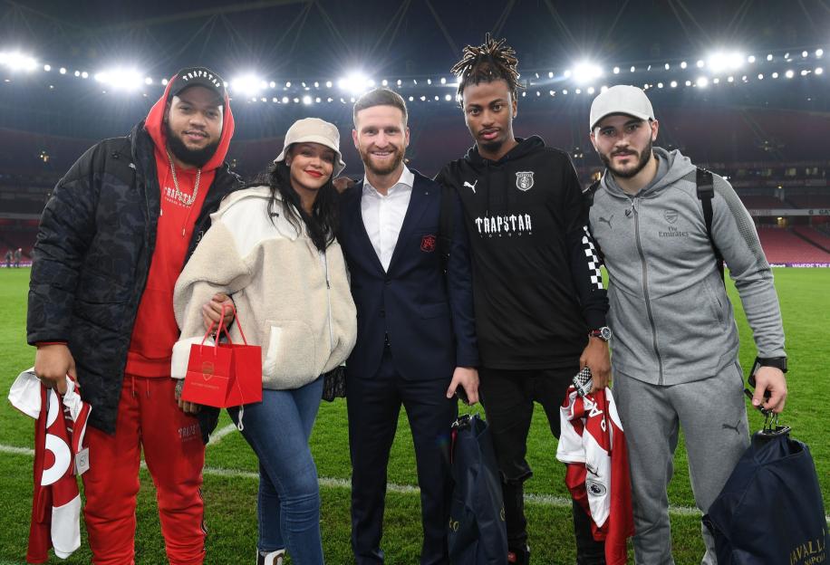 Rihanna with Arsenal players Shkodran Mustafi and Sead Kolasinac.