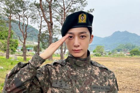 Hyungwon Becomes 5th MONSTA X Member To Be Discharged From The Military 