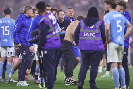 Sunderland fans react to a dejected Coventry City manager.