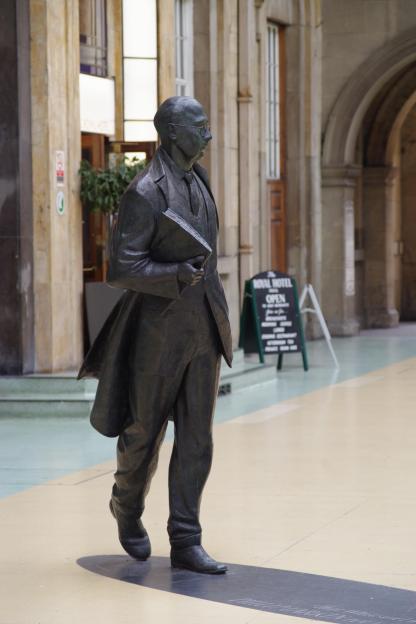 Statue of poet Philip Larkin in Hull Paragon Station.