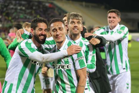Real Betis Balompie players celebrating a victory.
