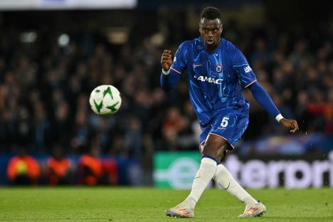 Benoit Badiashile, Chelsea player #5, playing soccer.