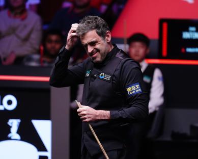 Ronnie O'Sullivan playing snooker.